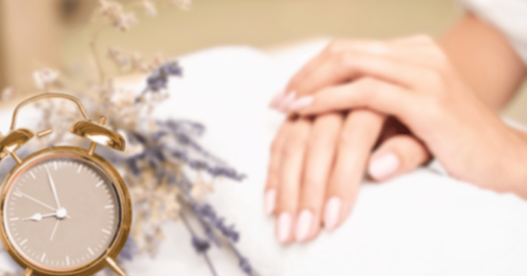 mãos delicadas com relógio despertador